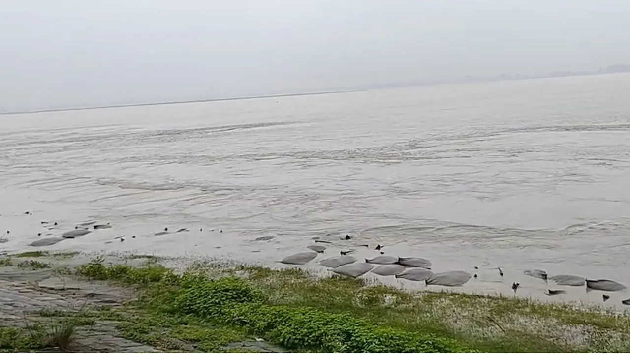 তিস্তা ব্যারাজের বাঁধে ধস, আতঙ্কে নদীপাড়ের বাসিন্দারা