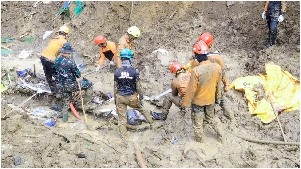 ইন্দোনেশিয়ায় ভূমিধসে নিহত বেড়ে ২৭