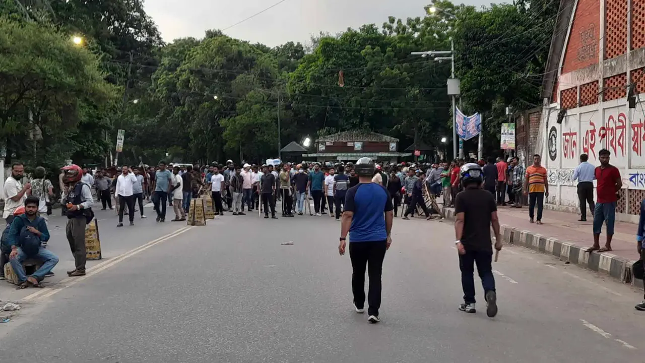 জগন্নাথ হল ও টিএসসিতে উত্তপ্ত অবস্থা