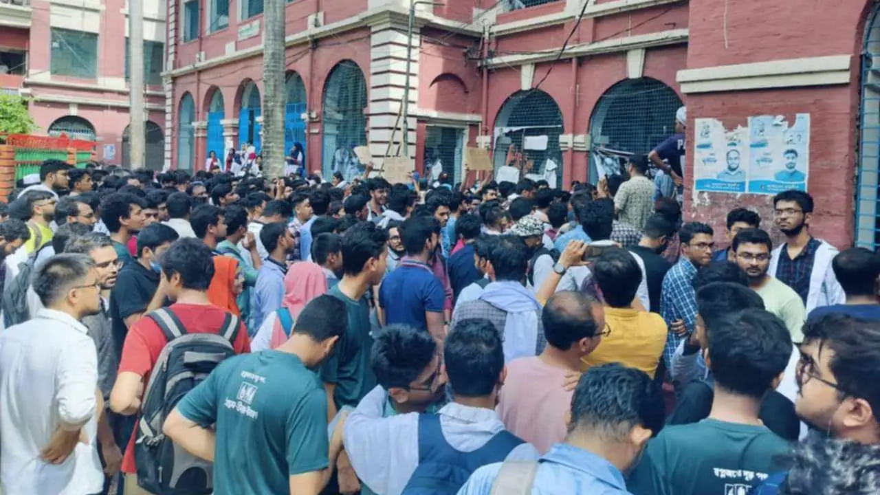 আন্দোলনে এবার মেডিকেল শিক্ষার্থীরা, ছাত্রলীগের হামলা