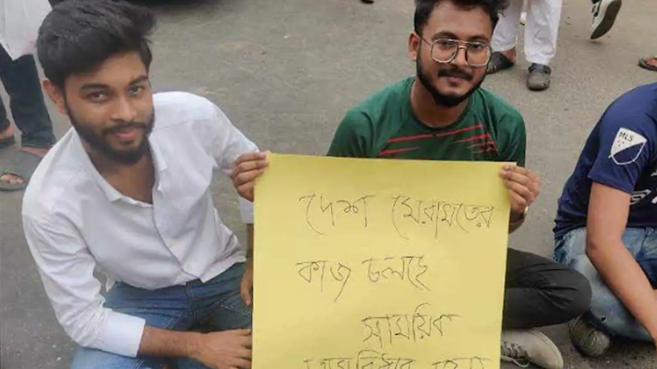মহাখালীতে শিক্ষার্থীদের অবরোধ, যানচলাচল বন্ধ