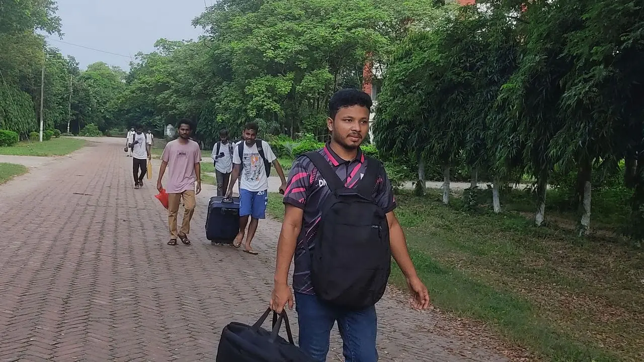 কোন বিশ্ববিদ্যালয়ের শিক্ষার্থীদের কখন হল ছাড়তে হবে
