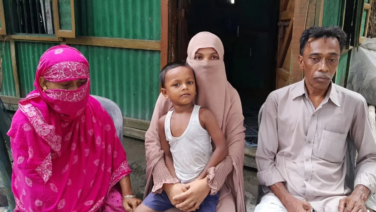 বারবার বাবাকে খুঁজছে শিশু মুছাব
