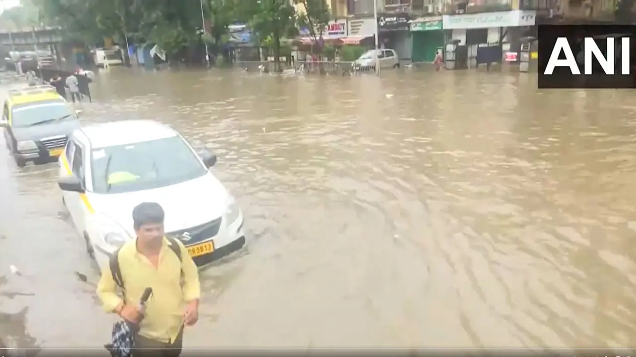 বিপর্যস্ত মুম্বাইয়ে বাতিল অর্ধশতাধিক ফ্লাইট, বন্ধ স্কুল-কলেজ