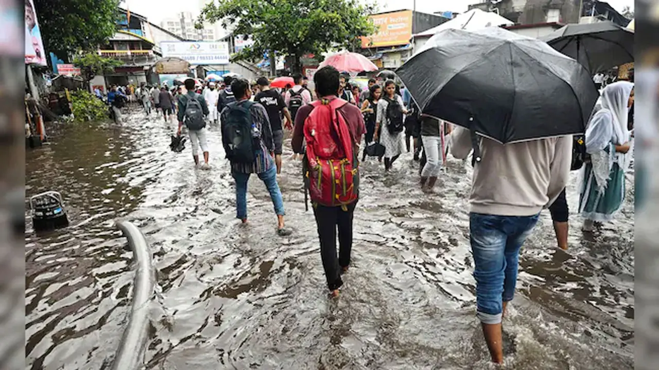 ভারী বৃষ্টিতে মুম্বাইতে রেড অ্যালার্ট, বিপর্যস্ত জীবনযাত্রা