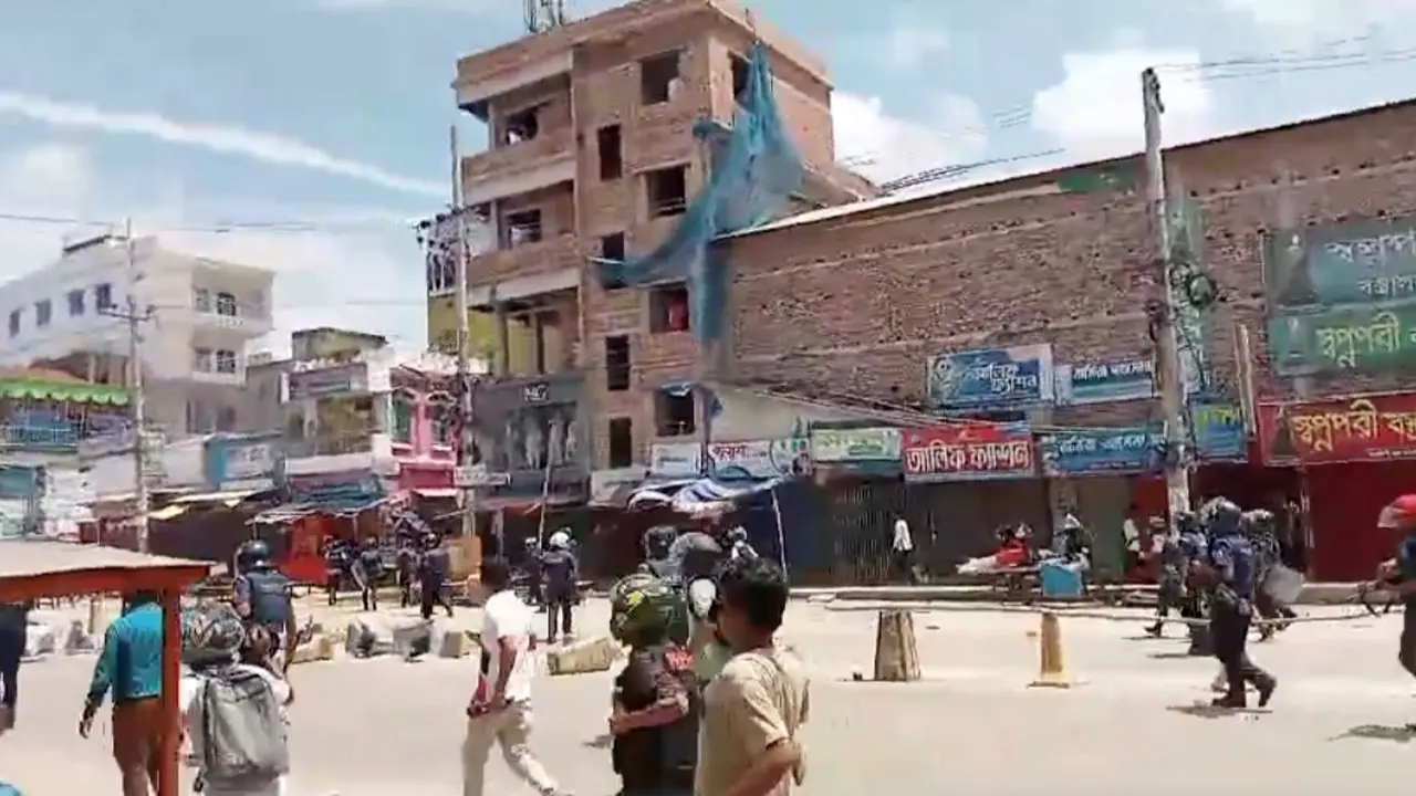 ত্রিমুখী সংঘর্ষে নাটোর শহর রণক্ষেত্র, পুলিশ সুপারসহ আহত ২০