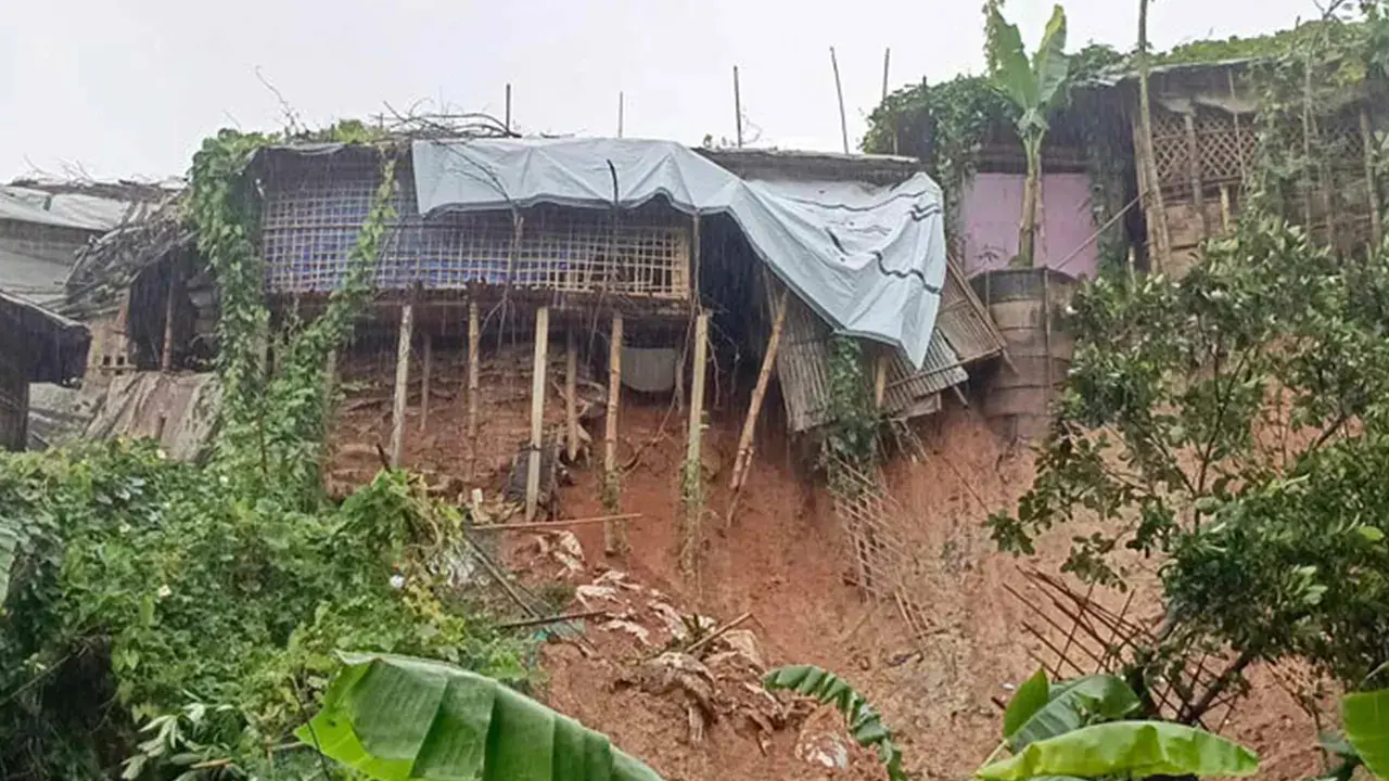রোহিঙ্গা ক্যাম্পে পাহাড় ধসে ২ জনের মৃত্যু 