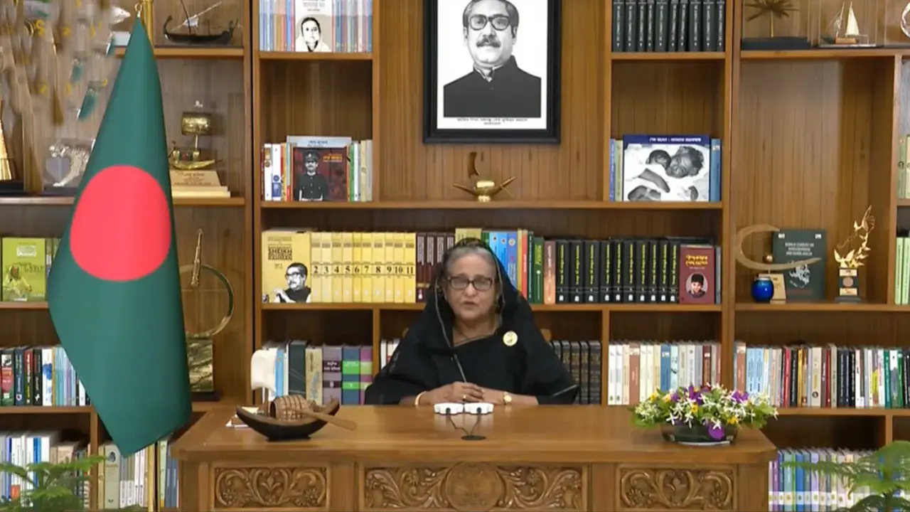 জাতির উদ্দেশে ভাষণ দিচ্ছেন প্রধানমন্ত্রী