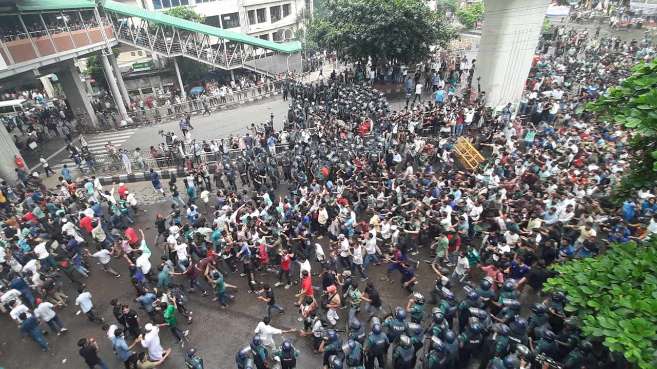 ব্যারিকেড ভেঙে শাহবাগে শিক্ষার্থীরা, সরানো হলো পুলিশের রায়ট কার