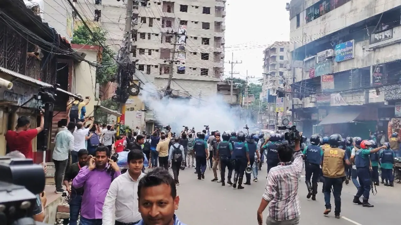 চট্টগ্রামে পুলিশ-শিক্ষার্থী সংঘর্ষ, টিয়ারশেল নিক্ষেপ