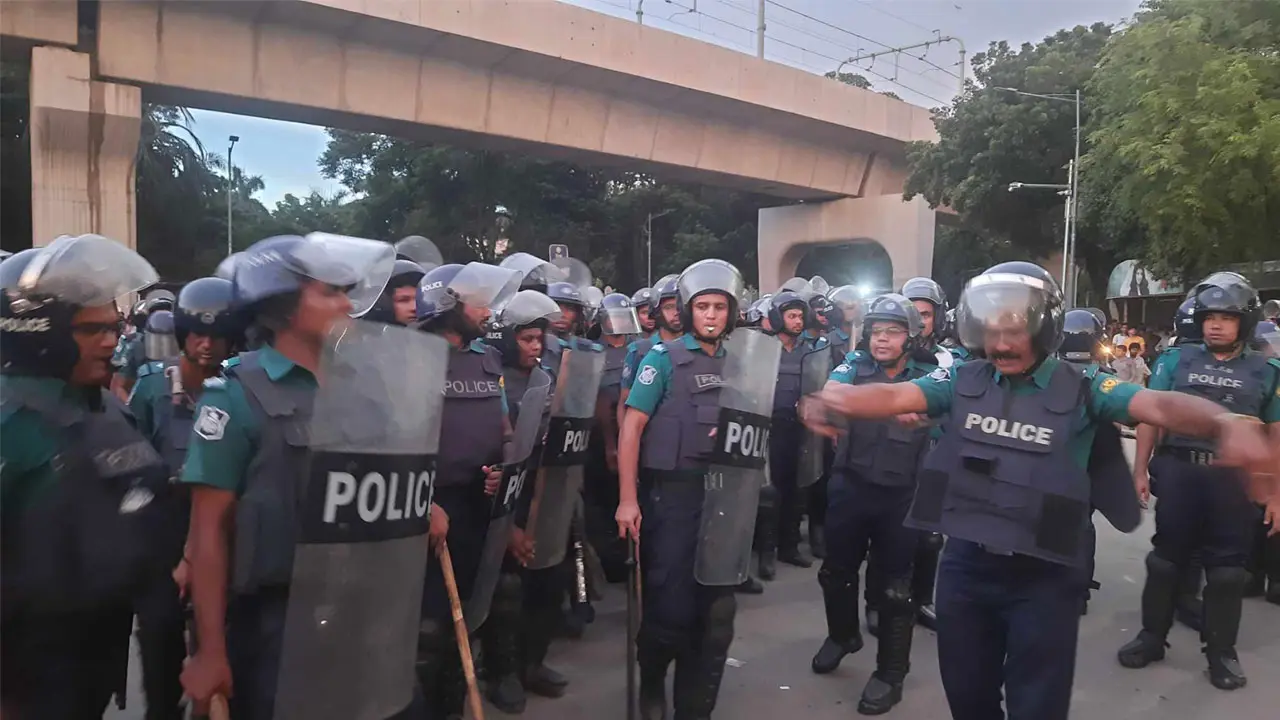 কোটা আন্দোলনকারীদের হটাতে অ্যাকশনে পুলিশ