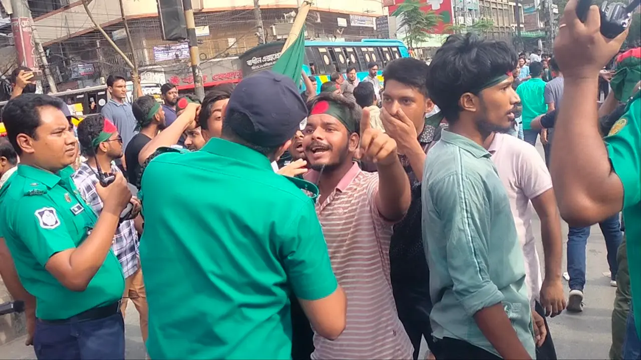পুলিশের সঙ্গে কোটা আন্দোলনকারীদের ধাক্কাধাক্কি