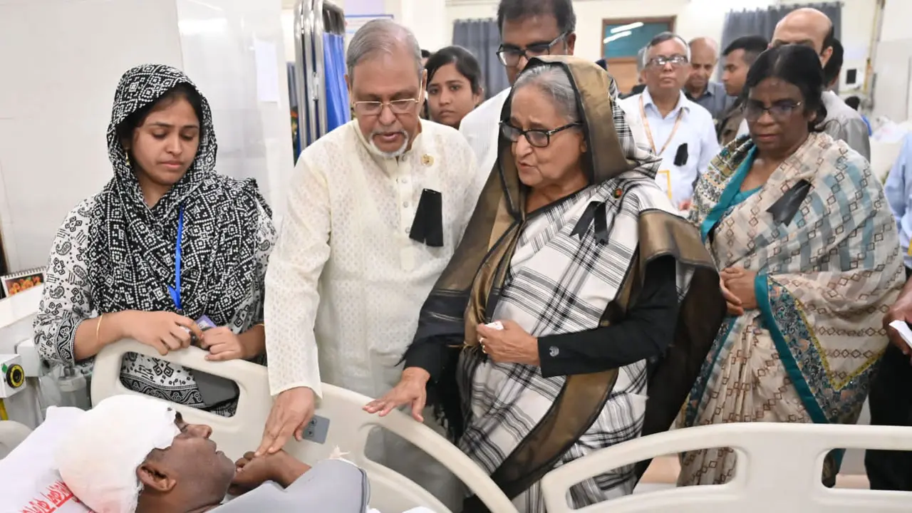 সহিংসতায় আহতদের দেখতে সোহরাওয়ার্দী মেডিকেলে প্রধানমন্ত্রী