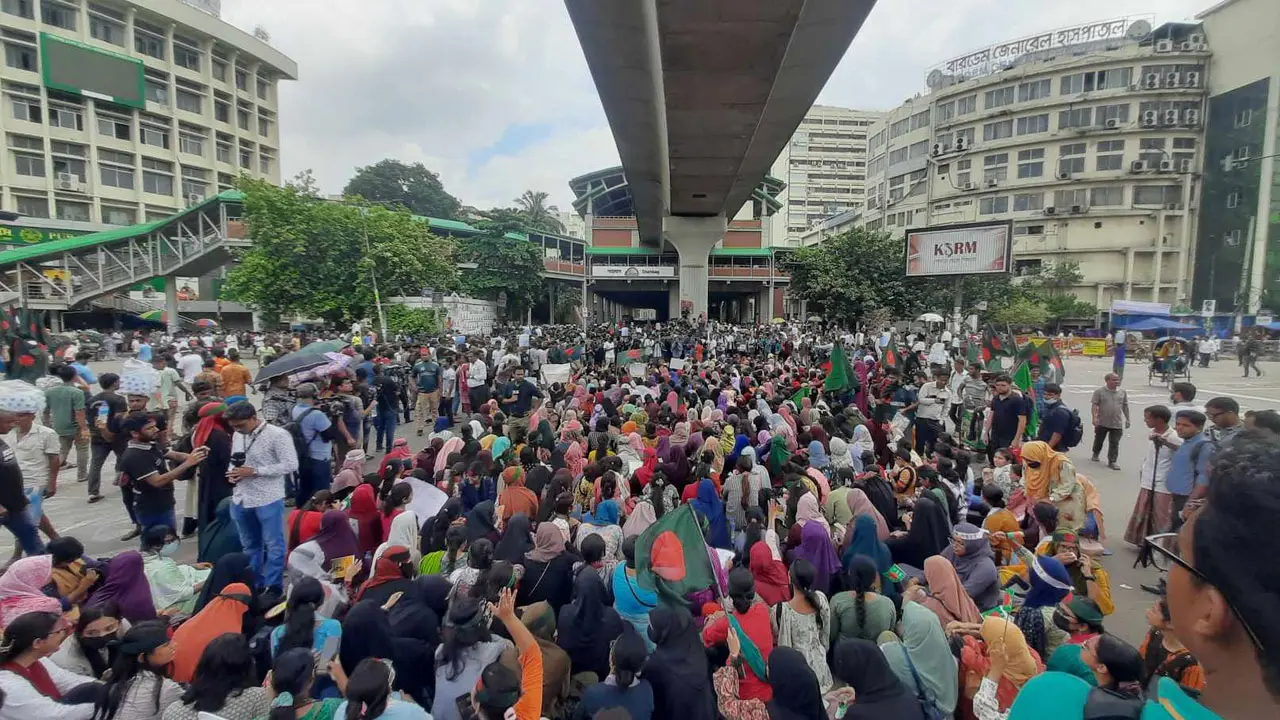 আন্দোলনকারীদের অবস্থান ও বাস সংকটে সড়কে অসহনীয় ভোগান্তি
