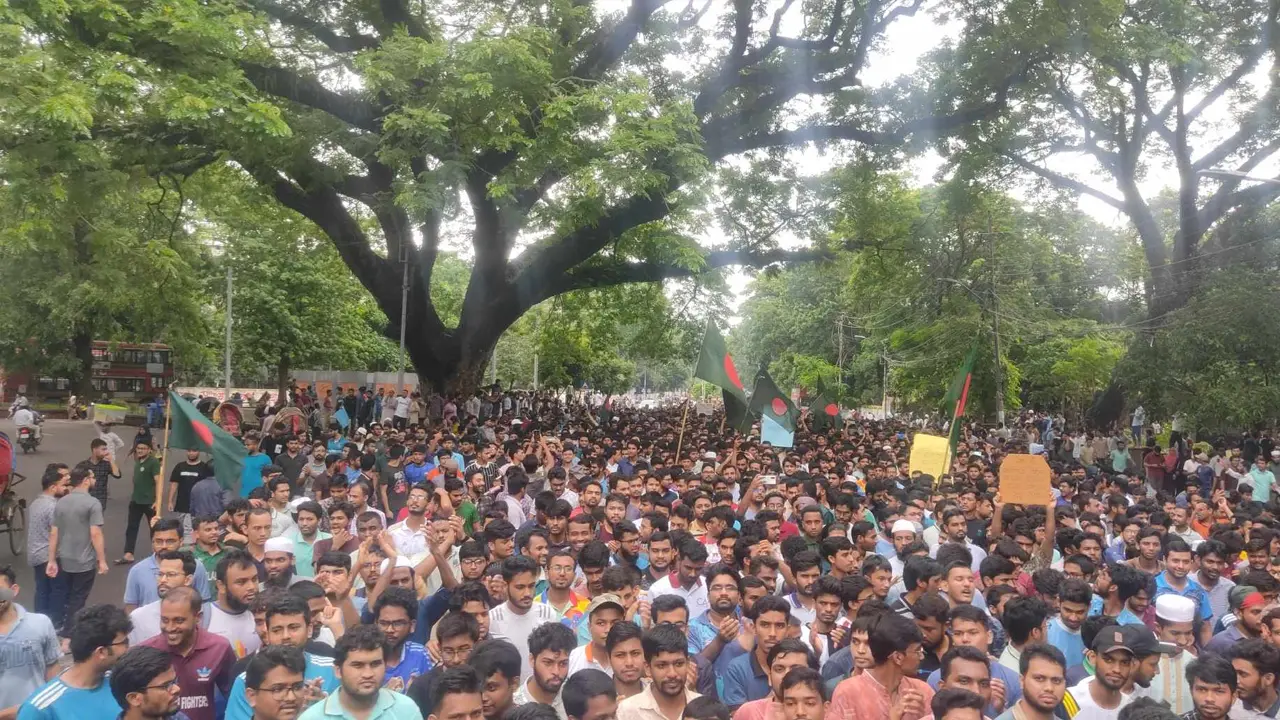 টানা তৃতীয় দিনের মতো আন্দোলনে ঢাবির শিক্ষার্থীরা