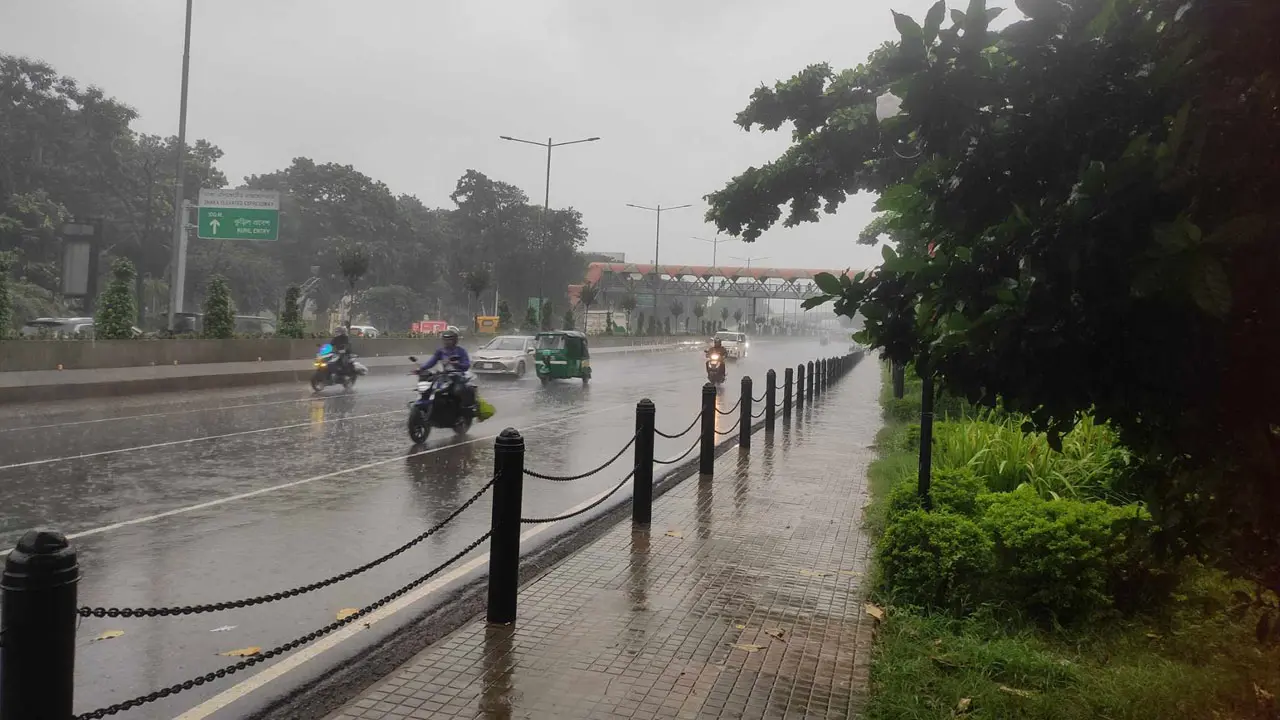 ছুটির সকালে ঢাকায় তুমুল বৃষ্টি, রাস্তায় পানি জমে ভোগান্তি