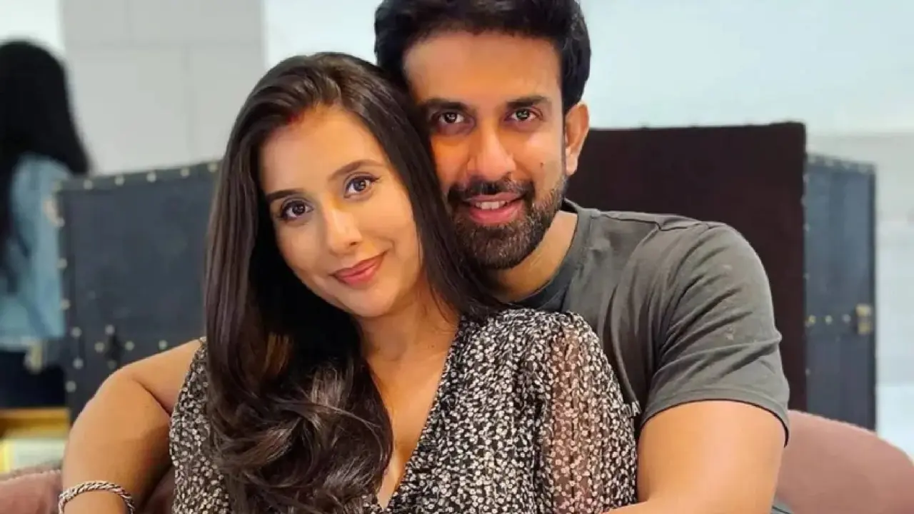 বিচ্ছেদের পরেও স্ত্রী-কন্যাকে নিয়ে দুবাই গেলেন অভিনেত্রীর ভাই