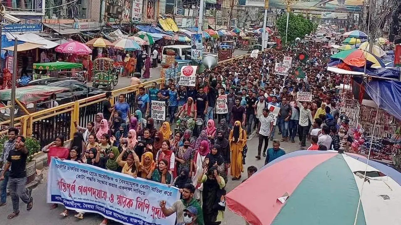 ৮ কিলোমিটার হেঁটে রাজশাহীতে স্মারকলিপি দিলেন এক হাজার শিক্ষার্থী