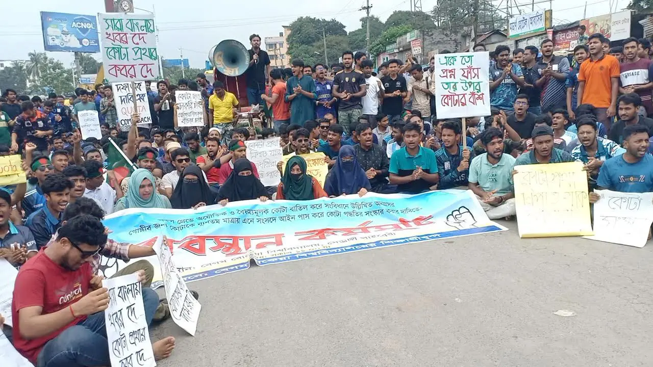 আদালতের স্থিতাবস্থা প্রত্যাখ্যান করে রংপুর-ঢাকা মহাসড়ক অবরোধ