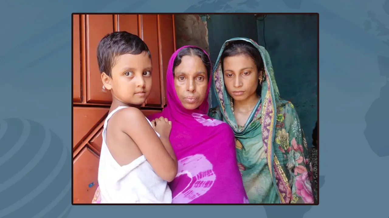 বাবার বুকে মাথা রেখে ঘুমাবে বলে জেগে থাকে ৫ বছরের সিনহা