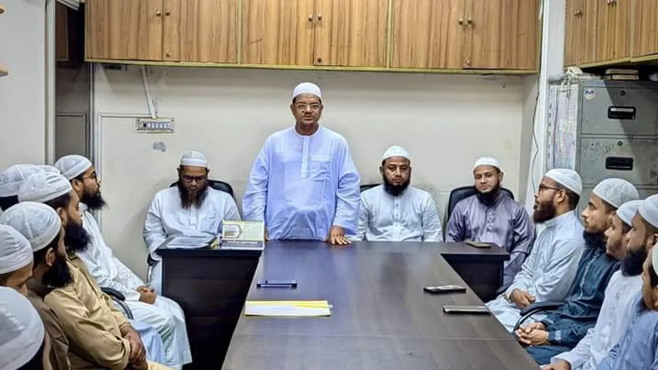 গণগ্রেপ্তারের নামে শিক্ষার্থীদের হয়রানি বন্ধ করুন : চরমোনাই পীর
