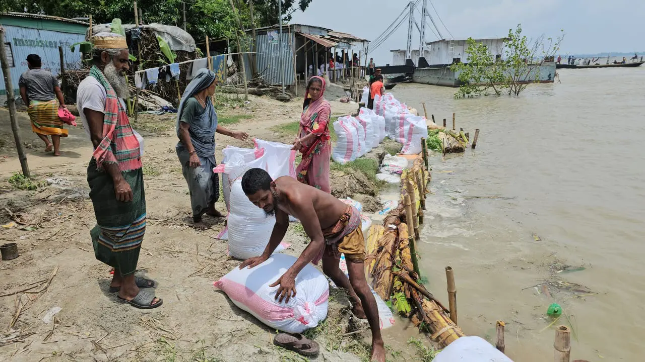 সরকার ব্যবস্থা নিলো না, ভাঙন ঠেকাতে নিজেরাই বস্তা ফেলছি