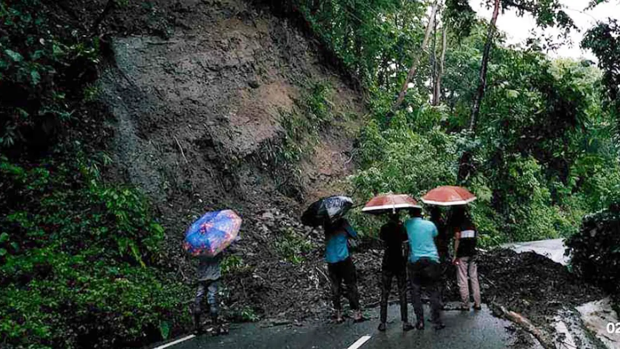 আলুটিলায় পাহাড় ধসে সড়ক যোগাযোগ বিচ্ছিন্ন 