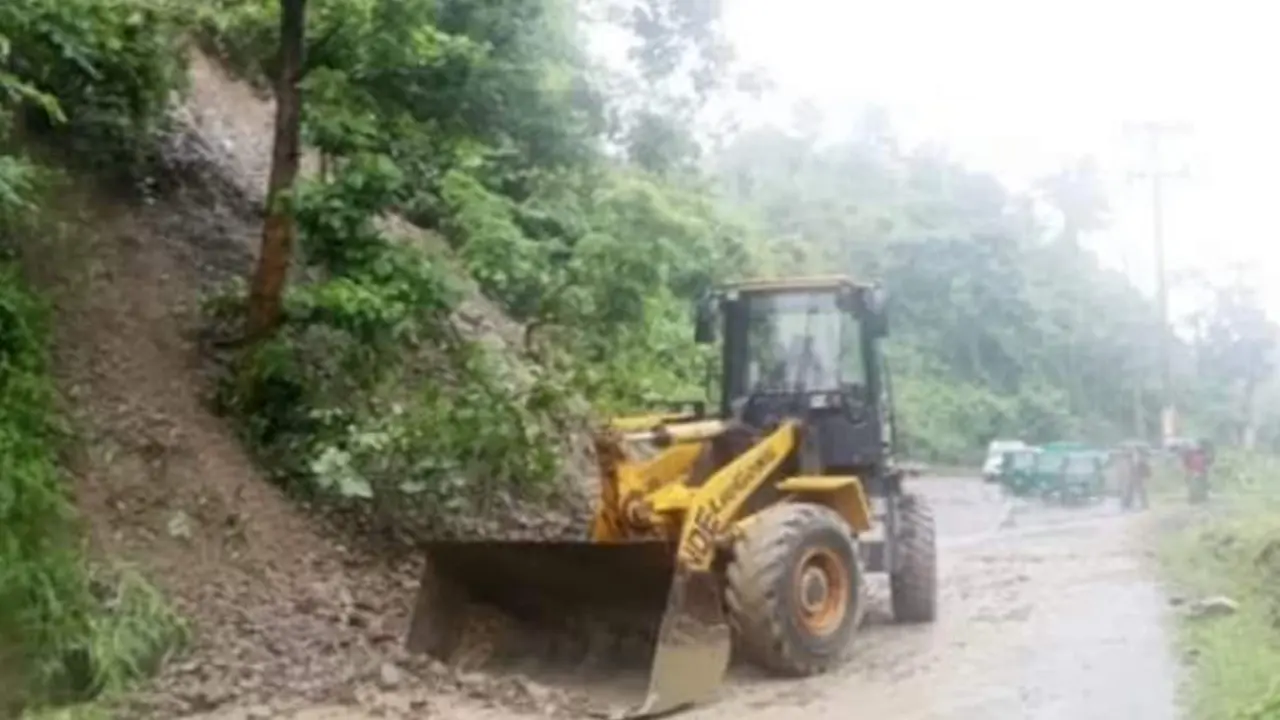 খাগড়াছড়িতে পাহাড়ধস, ৪ ঘণ্টা পর যান চলাচল স্বাভাবিক