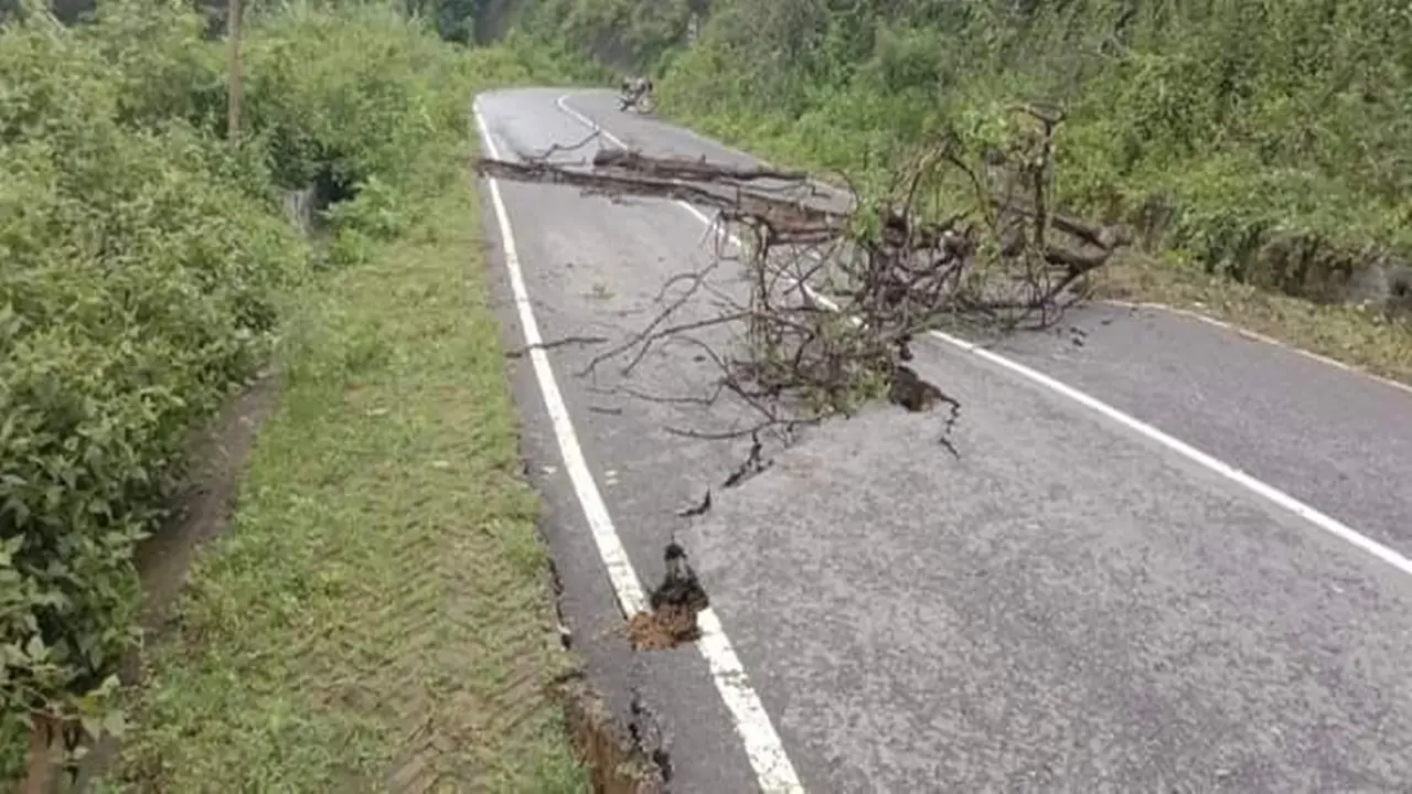 বৃষ্টিতে দৃষ্টিনন্দন সিন্দুকছড়ি সড়কে ফাটল, যান চলাচল বন্ধ