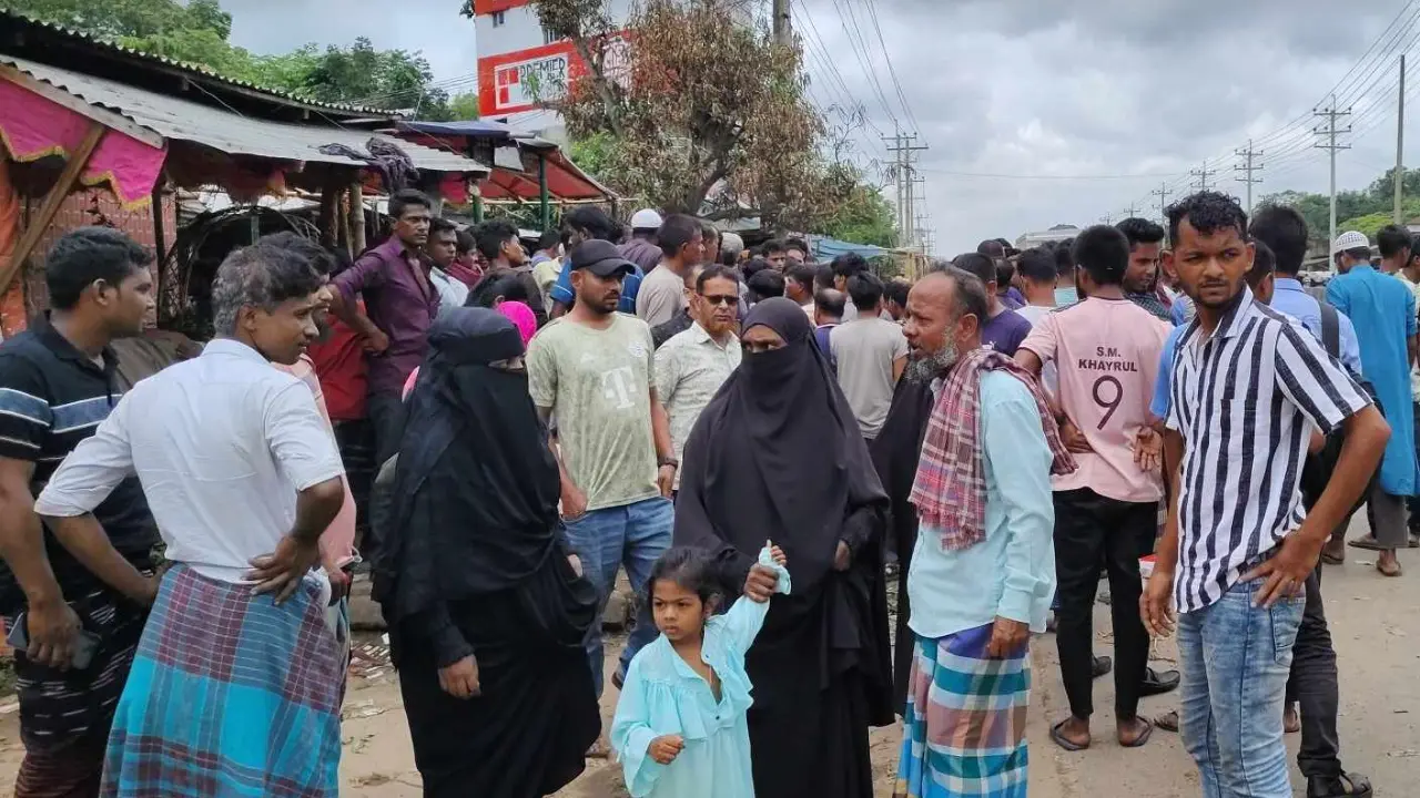নরসিংদীতে কলেজছাত্র নিহত, বাসে আগুন দিয়ে বিক্ষুব্ধদের সড়ক অবরোধ
