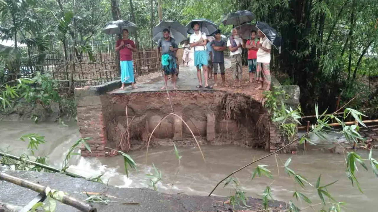 পঞ্চগড়ে ভারী বর্ষণে ভেঙে গেছে সড়ক, বন্ধ যানচলাচল