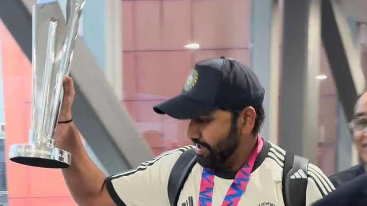 বিশ্বকাপ জয়ের ১০৫ ঘণ্টা পর দেশে ফিরলেন রোহিত-কোহলিরা