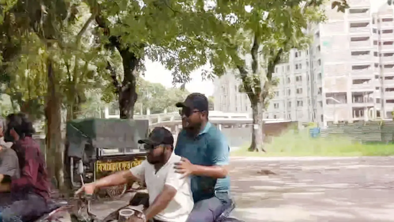 শিক্ষার্থীদের ধাওয়ায় ক্যাম্পাস ছাড়লেন ছাত্রলীগ সভাপতি-সম্পাদক
