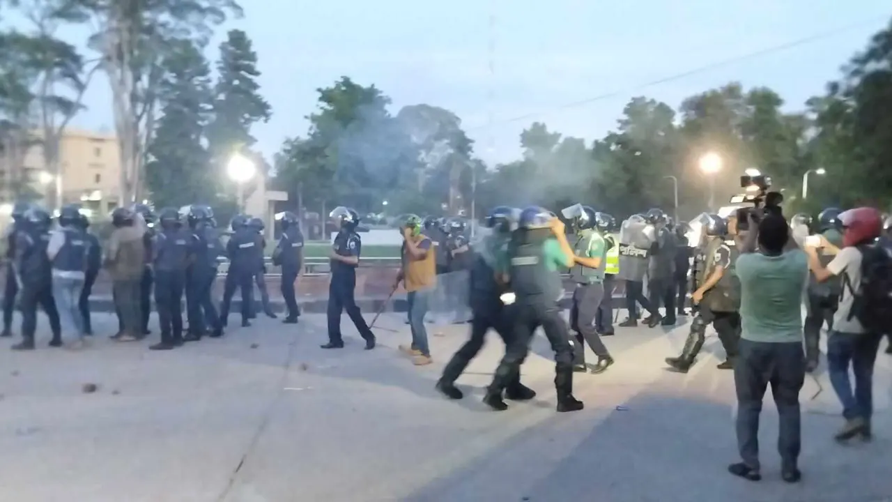 রাবিতে পুলিশ-র্যাব-বিজিবির যৌথ অভিযান, সাউন্ড গ্রেনেড নিক্ষেপ