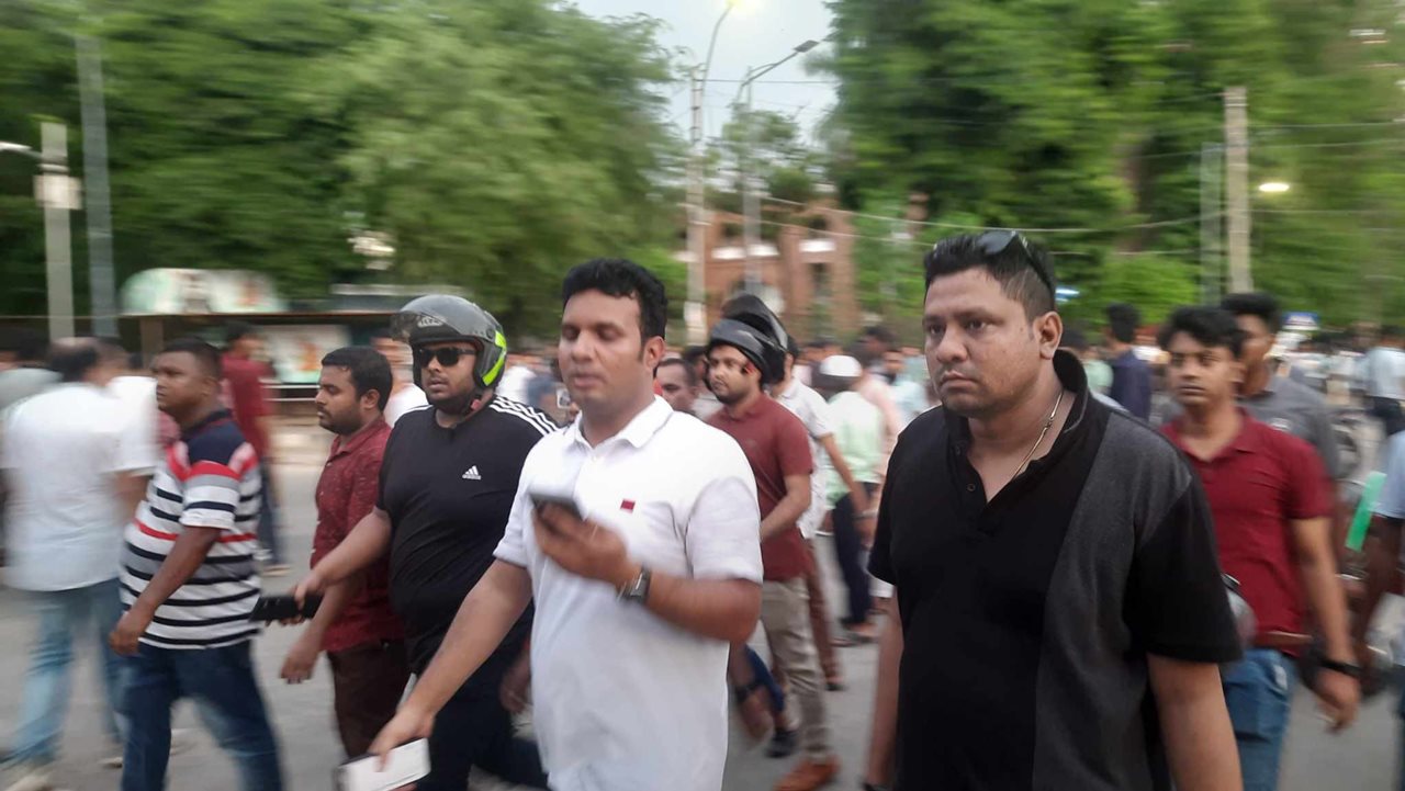 ধাওয়া-পাল্টা ধাওয়া চলছেই, রণক্ষেত্র ঢাকা বিশ্ববিদ্যালয় 