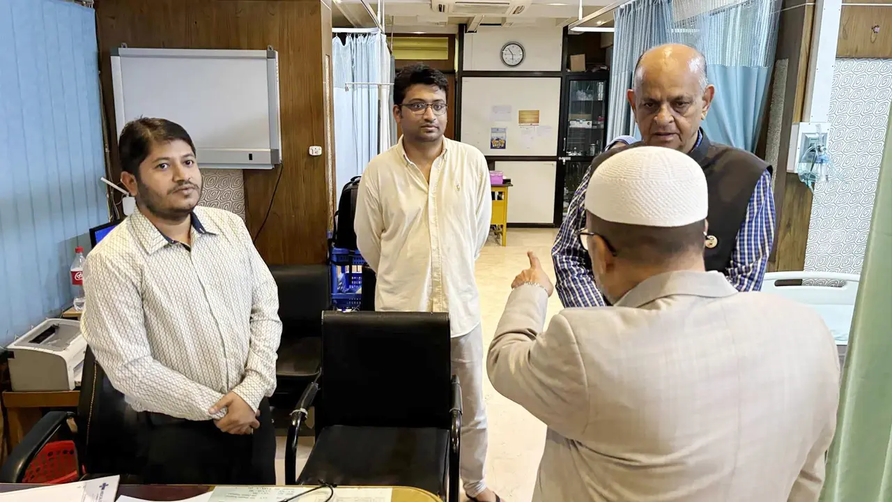 চিকিৎসকের গায়ে অ্যাপ্রোন দেখতে না পেয়ে স্বাস্থ্যমন্ত্রীর ক্ষোভ