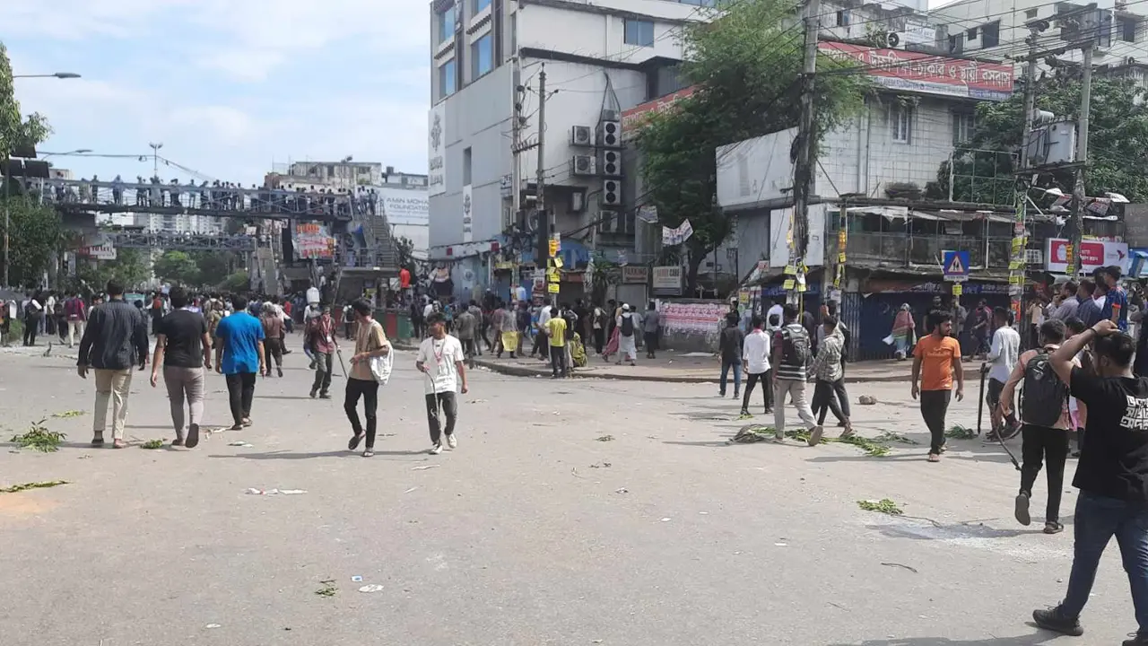 সায়েন্সল্যাবে ককটেল বিস্ফোরণ, ঘটনাস্থলে নেই পুলিশ