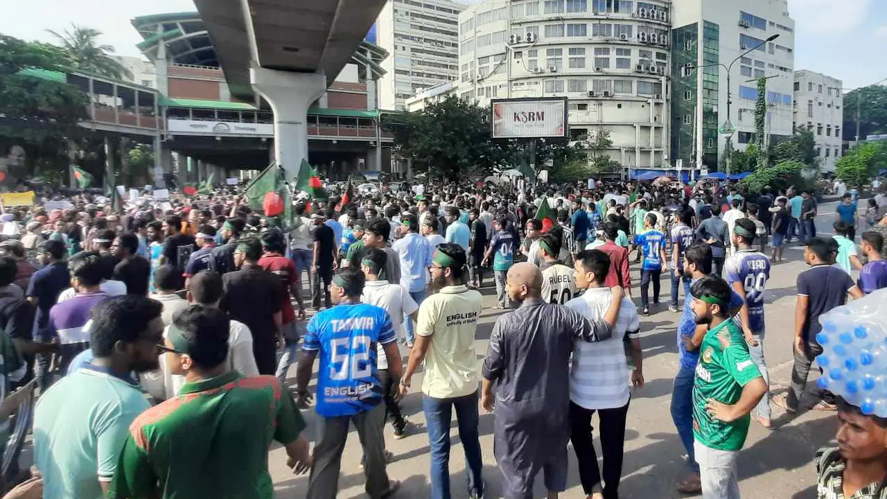 শাহবাগ ও চানখারপুল মোড় অবরোধ করে ঢাবি শিক্ষার্থীদের আন্দোলন