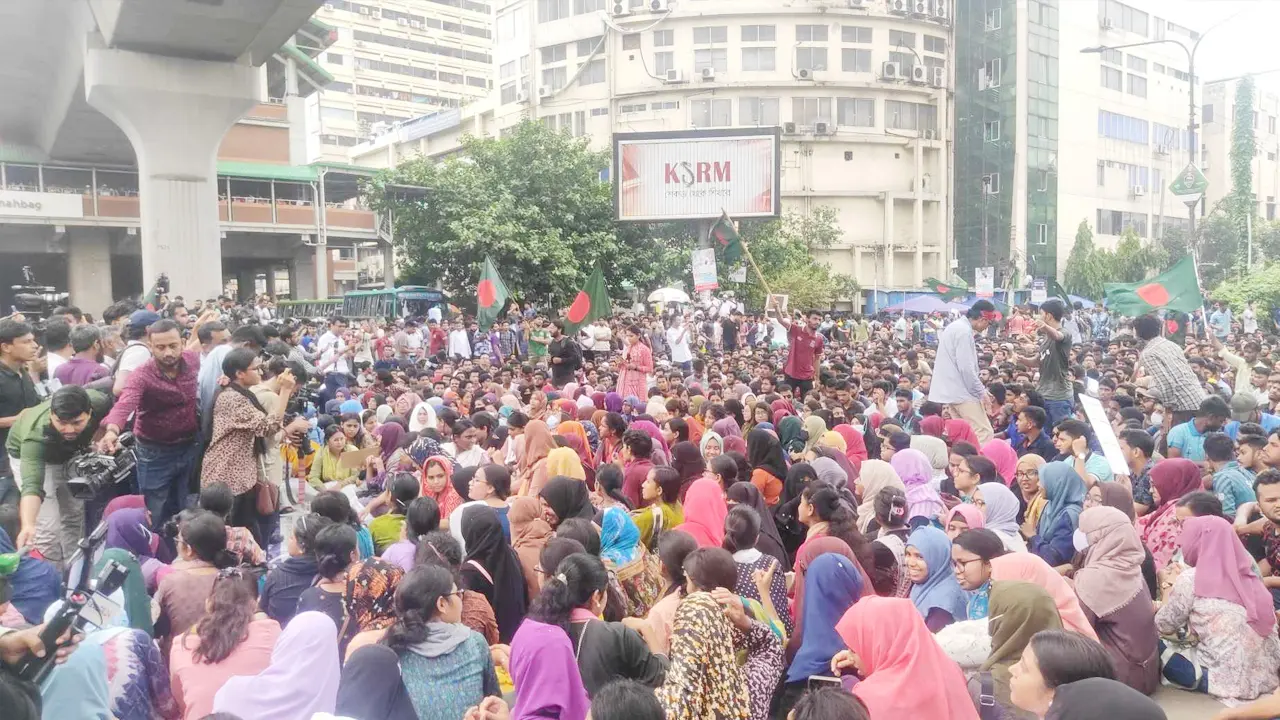 শাহবাগ অবরোধ করে চলছে কোটাবিরোধী আন্দোলন