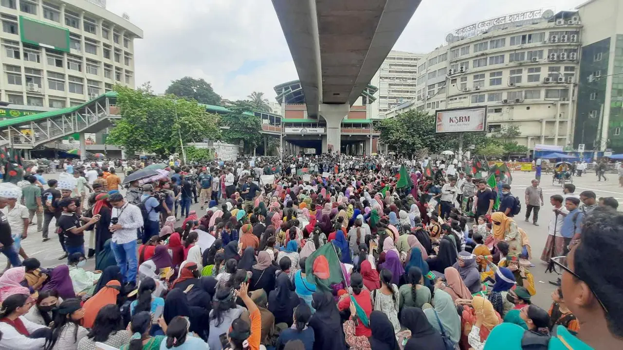 শাহবাগের বাংলা ব্লকেডে যোগ দিয়েছেন হাজারো শিক্ষার্থী