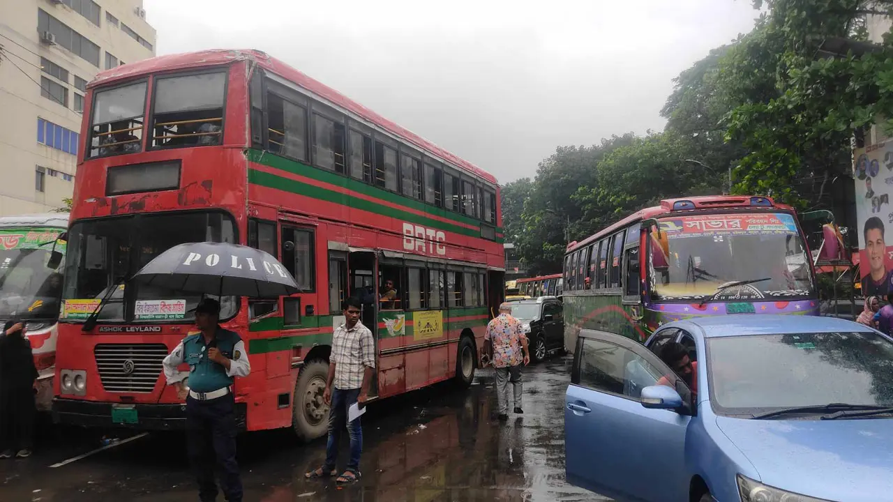কোটা বাতিলের দাবিতে শিক্ষার্থীদের আন্দোলনে অচল শাহবাগ