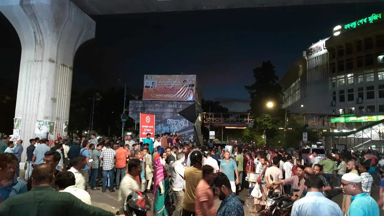 শাহবাগ মোড়ে হঠাৎ ছাত্রলী‌গ নেতাকর্মীদের উপ‌স্থি‌তি বাড়ছে