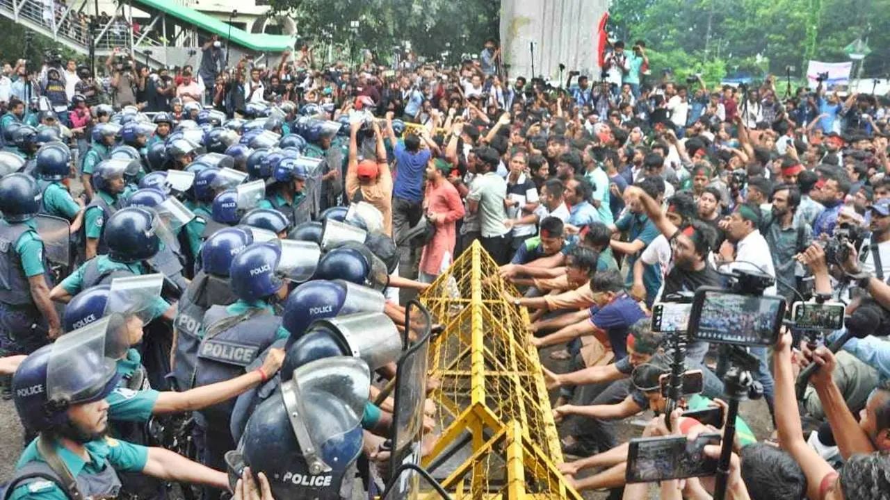 ব্যারিকেড ভেঙে শাহবাগে শিক্ষার্থীরা, সরানো হলো পুলিশের রায়ট কার