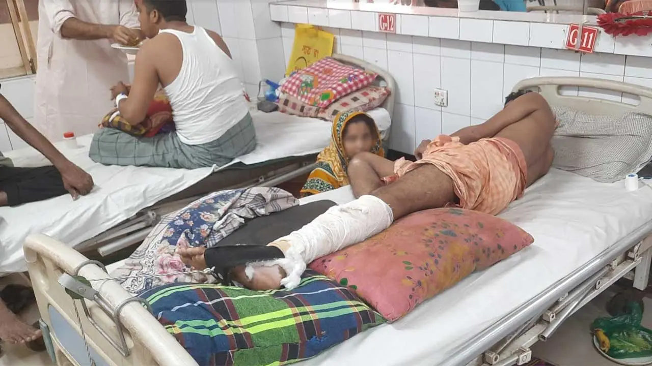 পায়ের পেছন দিক দিয়ে বুলেট ঢুকে বেরিয়ে যায় শাকিলের