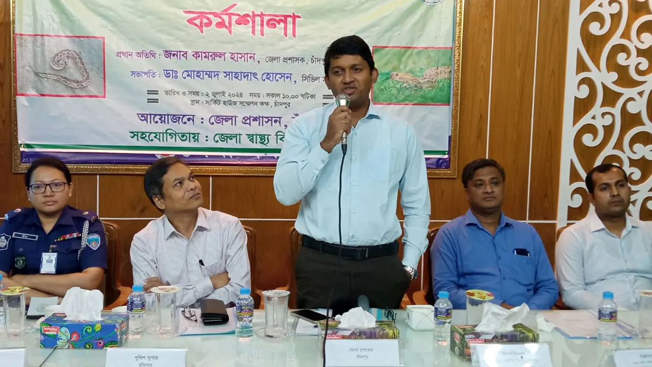 সাপকে উত্তেজিত করা থেকে বিরত থাকতে হবে