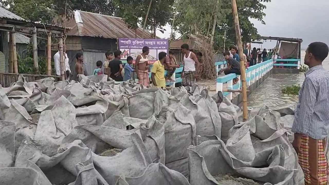 তিস্তায় বন্যা নিয়ন্ত্রণ বাঁধে ধস, নদীর গতিপথ পরিবর্তনের শঙ্কা