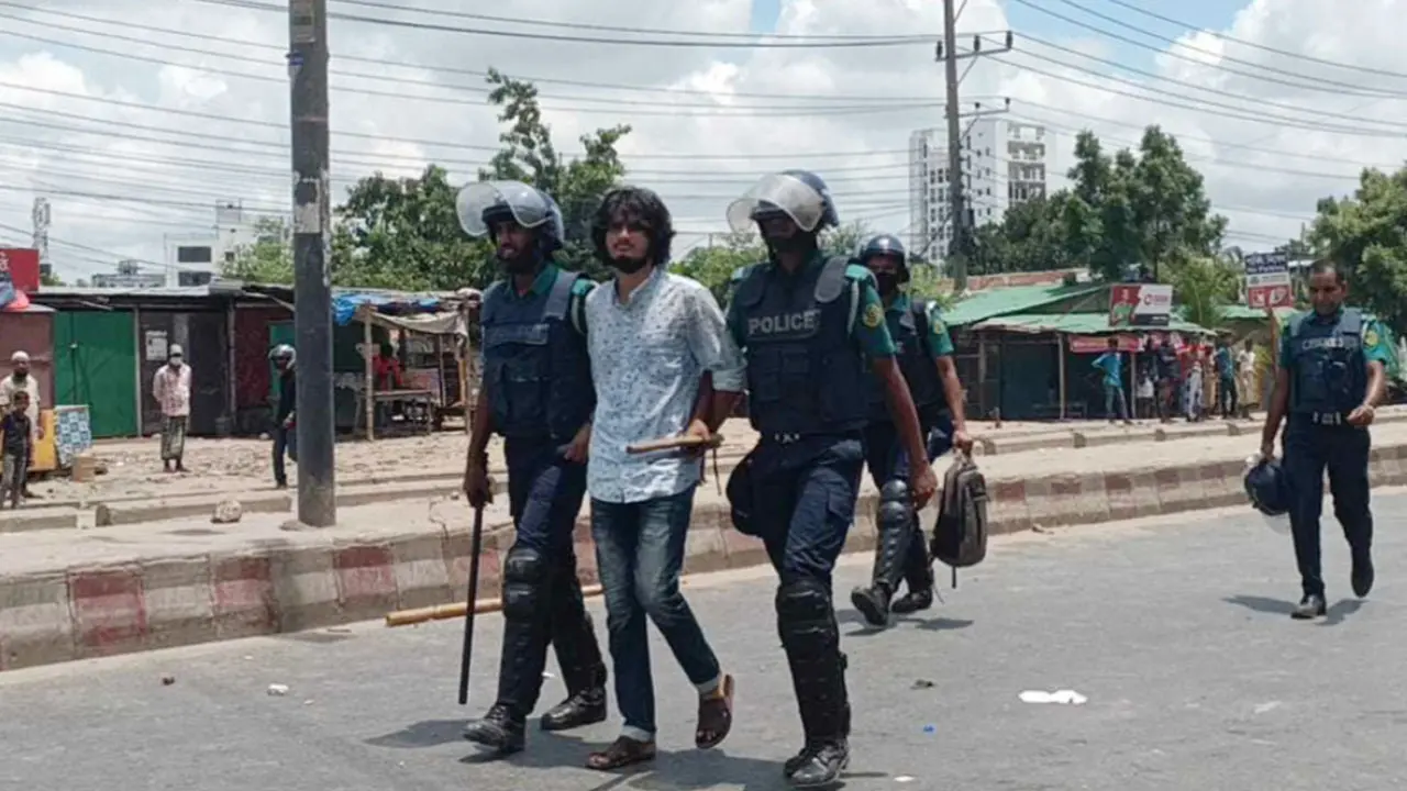 চট্টগ্রামে কোটা আন্দোলনকারীদের সঙ্গে পুলিশের সংঘর্ষ, আটক ১