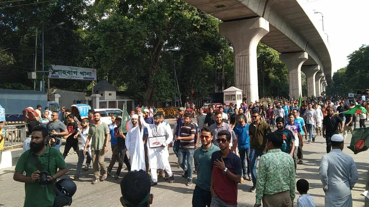 শাহবাগে জড়ো হয়েছেন আন্দোলনকারী শিক্ষার্থীরা