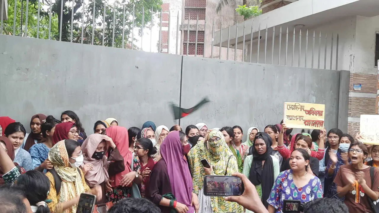 ছাত্রলীগ দেখে ‘ভুয়া ভুয়া’ স্লোগান নারী শিক্ষার্থীদের