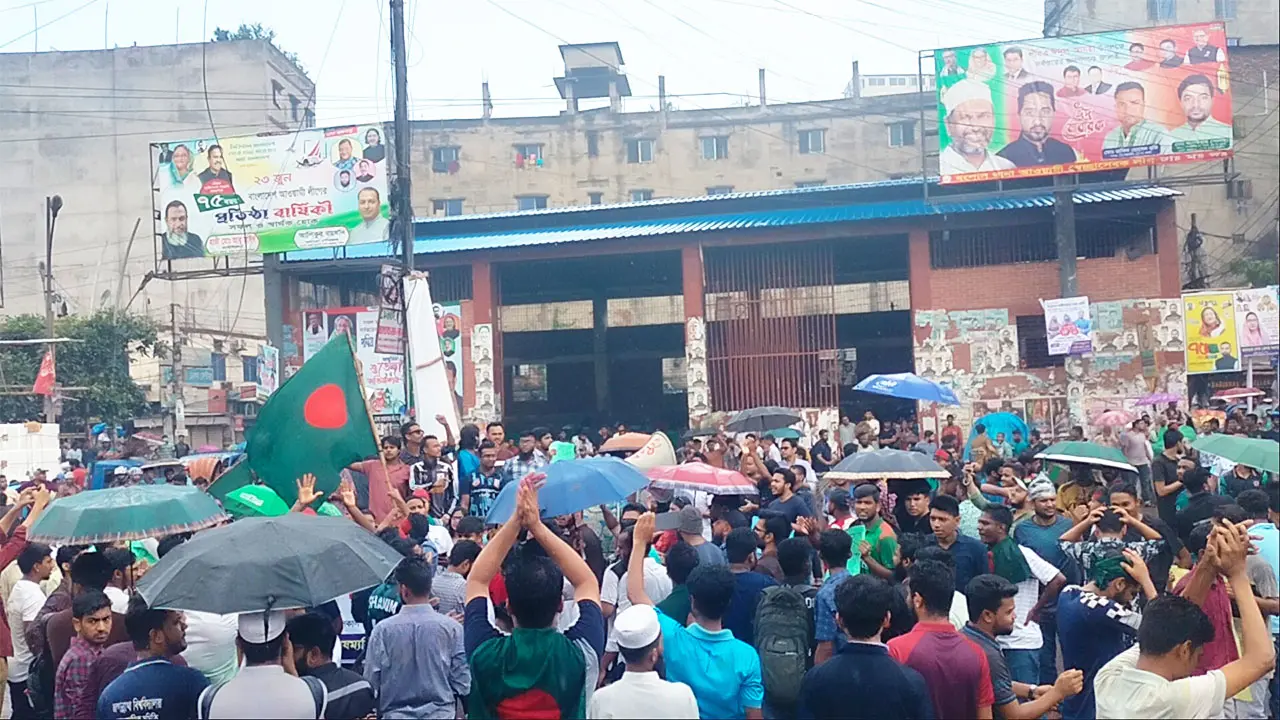 কোটা বাতিলের দাবিতে অচল পুরান ঢাকা